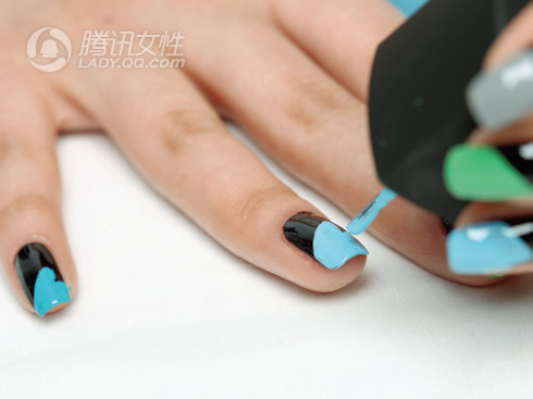 Chú ý màu sơn sau không sơn hết diện tích móng tay, mà chỉ sơn một phần với chiều dài so le nhau.