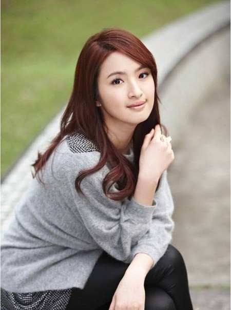 Nếu như so với lúc mới vào nghề Lâm Y Thần để lại ấn tượng với người xem bởi hình tượng búp bê tròn trĩnh dễ thương với hai má "bánh đúc". Thì bây giờ, sau khi giảm cân cô có được một dáng người cân đối, mảnh khảnh và khuôn mặt cũng thon gọn, sắc nét hơn. Nếu như so với lúc mới vào nghề Lâm Y Thần để lại ấn tượng với người xem bởi hình tượng búp bê tròn trĩnh dễ thương với hai má "bánh đúc". Thì bây giờ, sau khi giảm cân cô có được một dáng người cân đối, mảnh khảnh và khuôn mặt cũng thon gọn, sắc nét hơn.