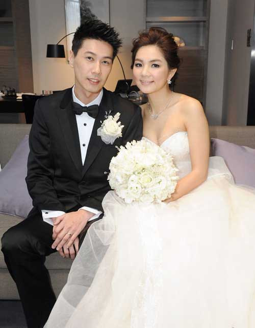 Nếu 5 năm trước đây ở Đài Loan có một nhóm nhạc nữ rất nổi tiếng với ba cô nàng 3 phong cách, trong đó có Ella, cô gái với phong cách tomboy cá tính rất nổi tiếng, không bao giờ mặc váy thì giờ đây Ella đã biến hóa trở thành một cô gái điệu đà và sắc sảo. Nếu 5 năm trước đây ở Đài Loan có một nhóm nhạc nữ rất nổi tiếng với ba cô nàng 3 phong cách, trong đó có Ella, cô gái với phong cách tomboy cá tính rất nổi tiếng, không bao giờ mặc váy thì giờ đây Ella đã biến hóa trở thành một cô gái điệu đà và sắc sảo.