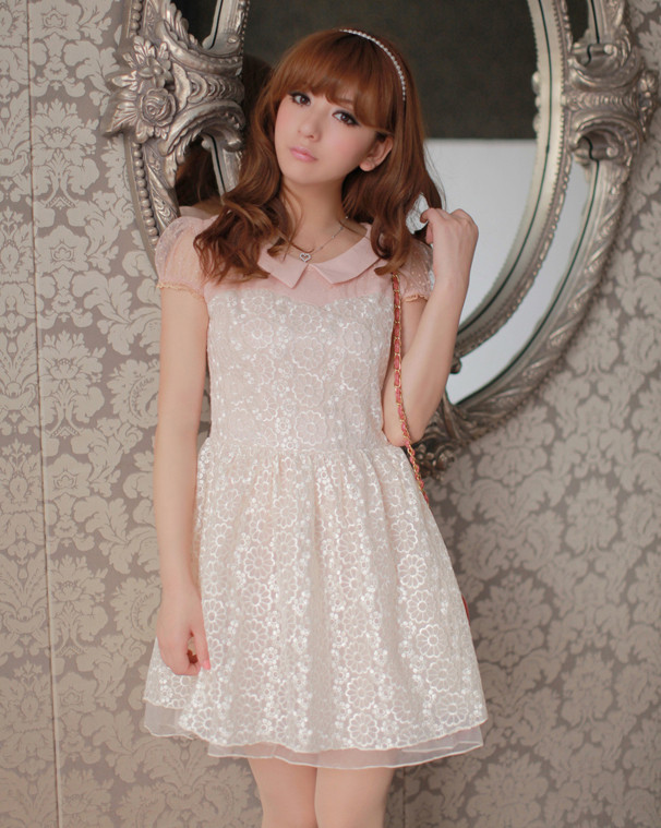 Váy ren hoa trắng và cổ hồng tinh tế, cuốn hút cho phái nữ. Váy ren hoa trắng và cổ hồng tinh tế, cuốn hút cho phái nữ.