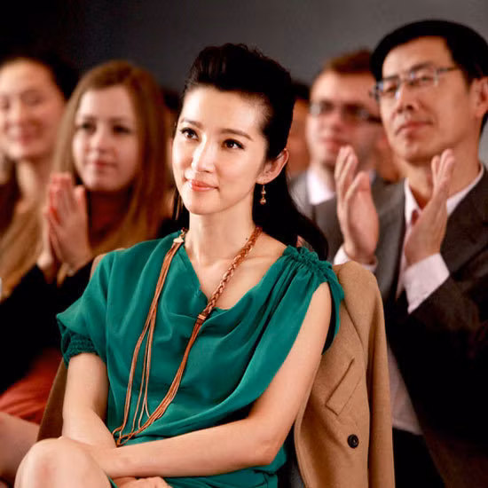 Lý Băng Băng tham gia từ thiện rất nhiều, chỉ riêng mình cô đã đảm nhiệm đến gần 40 danh hiệu đại sứ từ thiện.