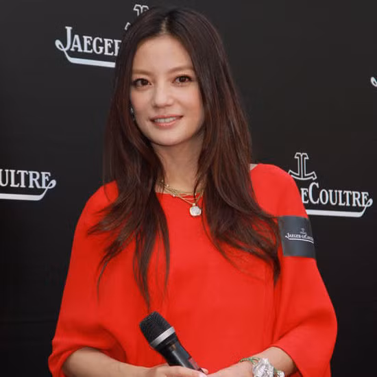 Triệu Vy đã thành lập một quỹ từ thiện riêng của mình, chuyên giúp đỡ những gia đình, trẻ em có hoàn cảnh khó khăn để giúp đỡ các em trong học tập.