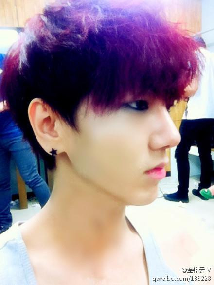 Môi hồng của Yesung nổi bật với làn da trắng. Môi hồng của Yesung nổi bật với làn da trắng.
