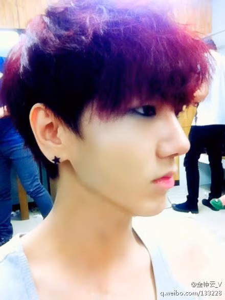 Môi hồng của Yesung nổi bật với làn da trắng.