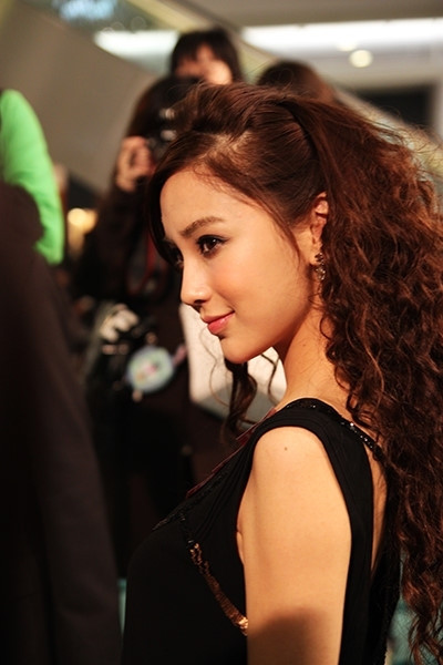 Angelababy chụp nghiêng càng thêm phần quyến rũ. Angelababy chụp nghiêng càng thêm phần quyến rũ.