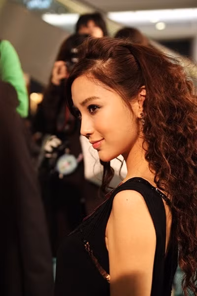 Angelababy chụp nghiêng càng thêm phần quyến rũ.