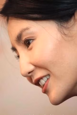 Trương Mạn Ngọc sở hữu đôi môi nhỏ và mỏng.