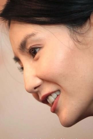 Trương Mạn Ngọc sở hữu đôi môi nhỏ và mỏng. Trương Mạn Ngọc sở hữu đôi môi nhỏ và mỏng.
