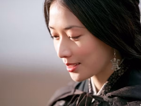 Người đẹp Lâm Chí Linh, xinh lung linh với đôi môi đỏ mọng trong nắng chiều.