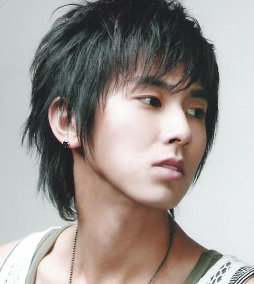 Yunho có đôi môi khá nhỏ, xinh như con gái. Yunho có đôi môi khá nhỏ, xinh như con gái.