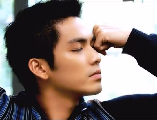 Với vẻ nam tính vốn có, từ góc chụp nghiêng càng làm nổi bật vẻ đẹp trên khuôn mặt của Chung Hán Lương, nhất là đôi môi.