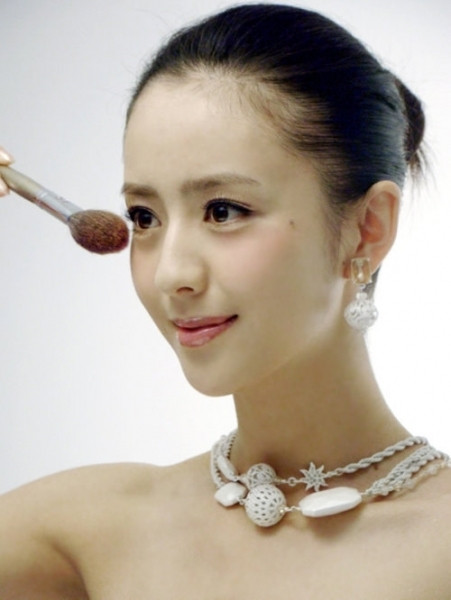 Đôi môi nhỏ nhắn của Đồng Lệ Á càng góp phần làm khuôn mặt cô đẹp và quý phái hơn. Đôi môi nhỏ nhắn của Đồng Lệ Á càng góp phần làm khuôn mặt cô đẹp và quý phái hơn.