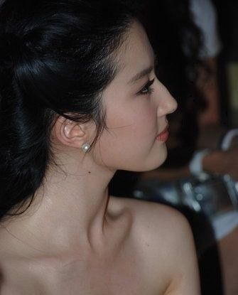 Khuôn mặt nghiêng của "Tiểu Long Nữ" Lưu Diệc Phi rất hiền và rất đẹp, đôi môi chúm chím hồng đào. Khuôn mặt nghiêng của "Tiểu Long Nữ" Lưu Diệc Phi rất hiền và rất đẹp, đôi môi chúm chím hồng đào.