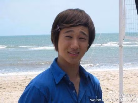 Ye Sung kẹp mái, típ mắt ở bãi biển. Biểu cảm không thể nói nên lời. Ảnh: weibo