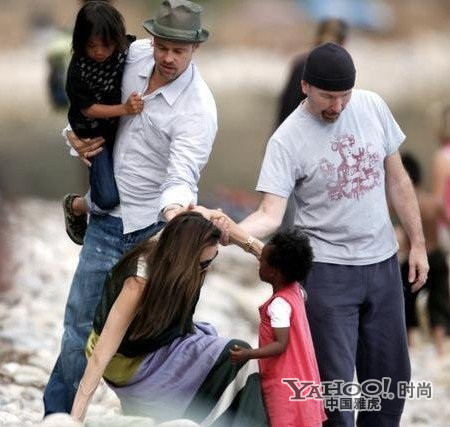 Angelina Jolie đi chơi cùng chồng và con, tất cả đều không sao nhưng người đẹp Hollywood lại "hôn đất'. Angelina Jolie đi chơi cùng chồng và con, tất cả đều không sao nhưng người đẹp Hollywood lại "hôn đất'.
