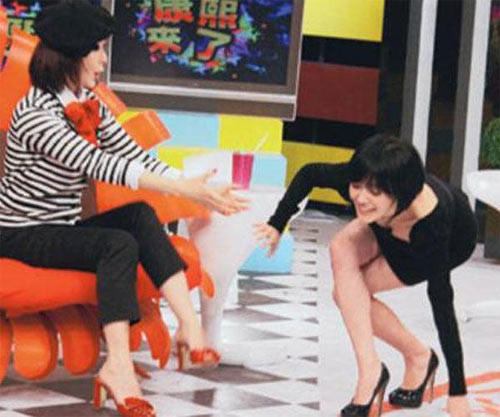 Với đôi giày gần 20 phân kia thì ngã là chuyện bình thường. Với đôi giày gần 20 phân kia thì ngã là chuyện bình thường.