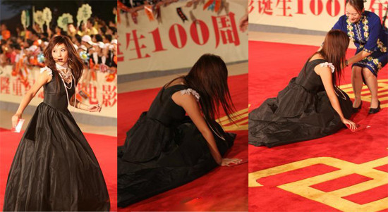 Đi trên thảm đỏ bằng phẳng như thế mà Hà Khiết cũng ngã nhào? Đi trên thảm đỏ bằng phẳng như thế mà Hà Khiết cũng ngã nhào?