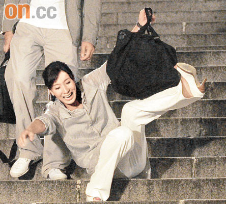 Không biết mắt mũi để đâu mà Dương Di có thể té ngã. Không biết mắt mũi để đâu mà Dương Di có thể té ngã.