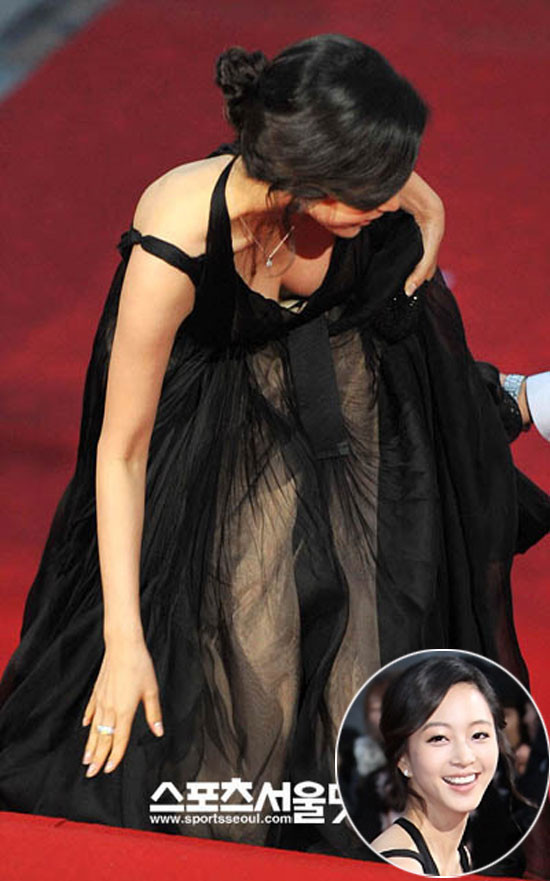 Với bộ cánh rườm ra, kiểu cách người đẹp Han Ye Seul cũng suýt "hôn đất". Với bộ cánh rườm ra, kiểu cách người đẹp Han Ye Seul cũng suýt "hôn đất".