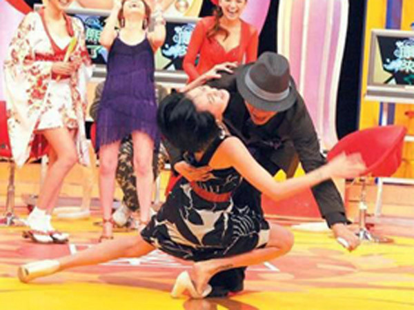 Từ Hy Đệ không thể rời xa đôi cao gót cho nên việc té ngã cũng không phải là quá bất ngờ. Từ Hy Đệ không thể rời xa đôi cao gót cho nên việc té ngã cũng không phải là quá bất ngờ.