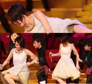 Không biết té đau đến mức nào mà phải nhờ đến hai vũ công giúp sức Lương Vịnh Kỳ mới đứng dậy được. Không biết té đau đến mức nào mà phải nhờ đến hai vũ công giúp sức Lương Vịnh Kỳ mới đứng dậy được.