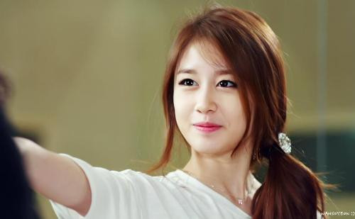 Ji Jeon tươi tắn với mái tóc buộc lệch rất nữ tính. Ji Jeon tươi tắn với mái tóc buộc lệch rất nữ tính.