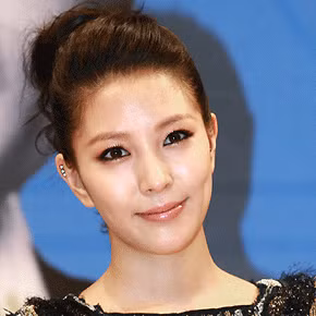 BoA có khuôn mặt rất sang nên khi lựa chọn những kiểu tóc vuốt cao gọn gàng khoe khuôn mặt tinh tế trông cô càng quý phái hơn. BoA có khuôn mặt rất sang nên khi lựa chọn những kiểu tóc vuốt cao gọn gàng khoe khuôn mặt tinh tế trông cô càng quý phái hơn.