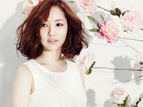 Park Min Young gợi cảm với kiểu tóc xoăn ngắn bồng bềnh đầy cuốn hút. Park Min Young gợi cảm với kiểu tóc xoăn ngắn bồng bềnh đầy cuốn hút.