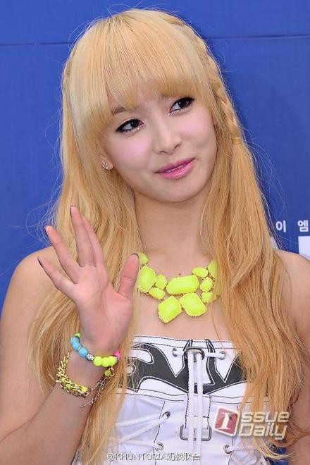 Trưởng nhóm fx với kiểu tóc mái ngố dễ thương khiến khuôn mặt nhỏ nhắn và xinh xắn hơn, thêm một tết tóc nhỏ bên cạnh càng điểm tô cho Victoria nổi bật với mái tóc vàng cùng làn da trắng hồng. Trưởng nhóm fx với kiểu tóc mái ngố dễ thương khiến khuôn mặt nhỏ nhắn và xinh xắn hơn, thêm một tết tóc nhỏ bên cạnh càng điểm tô cho Victoria nổi bật với mái tóc vàng cùng làn da trắng hồng.