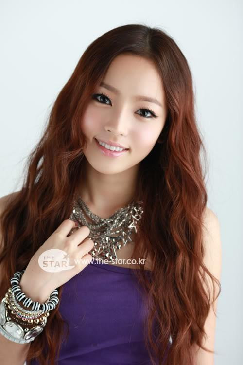 Goo Hara của Kara khoe khuôn mặt búp bê với tóc xoăn ngôi giữa. Goo Hara của Kara khoe khuôn mặt búp bê với tóc xoăn ngôi giữa.