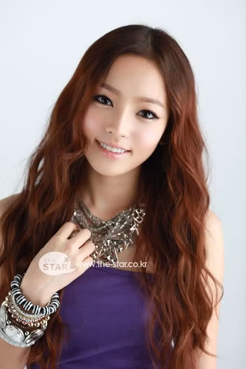 Goo Hara của Kara khoe khuôn mặt búp bê với tóc xoăn ngôi giữa. Goo Hara của Kara khoe khuôn mặt búp bê với tóc xoăn ngôi giữa.