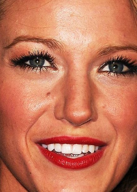 Da mặt của Blake Lively không những đen sạm, lỗ chân lông lớn mà cũng rất nhiều tàn nhang. Da mặt của Blake Lively không những đen sạm, lỗ chân lông lớn mà cũng rất nhiều tàn nhang.