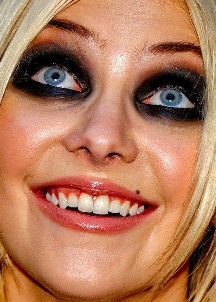 Taylor Momsen mắc lỗi trầm trọng khi trang điểm khiến đôi mặt tròn đen như một chú gấu trúc, rất có tác dụng dọa người. Taylor Momsen mắc lỗi trầm trọng khi trang điểm khiến đôi mặt tròn đen như một chú gấu trúc, rất có tác dụng dọa người.