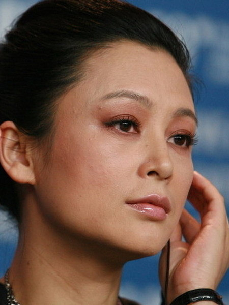 Dù đã trang điểm nhưng cũng không che giấu được làn da thô của Trần Hồng. Dù đã trang điểm nhưng cũng không che giấu được làn da thô của Trần Hồng.