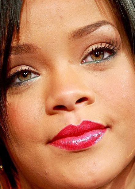 Rihanna khiến mọi người phải thất vọng về dàn da quá thô và mụn của mình. Rihanna khiến mọi người phải thất vọng về dàn da quá thô và mụn của mình.
