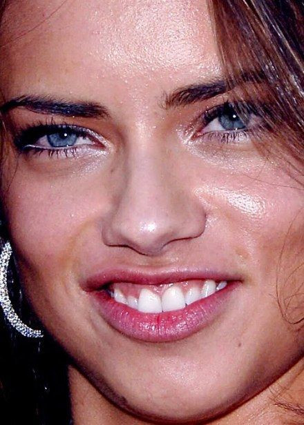 Adriana Lima mặt đầy mụn và rất nhờn. Adriana Lima mặt đầy mụn và rất nhờn.