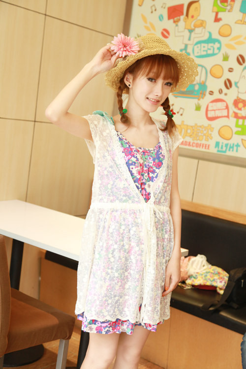 Một phong cách hoàn hảo cho những cô nàng thích làm đẹp với váy hai lớp vải hoa và voan trắng. Một phong cách hoàn hảo cho những cô nàng thích làm đẹp với váy hai lớp vải hoa và voan trắng.