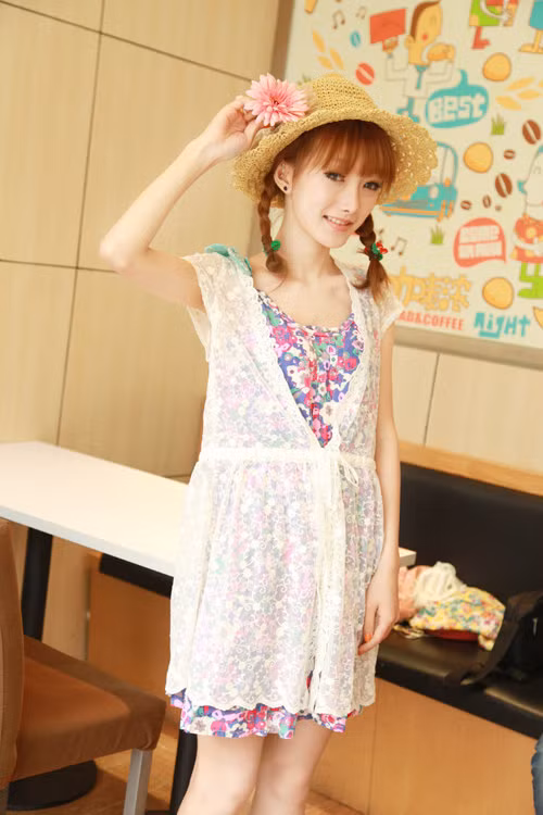 Một phong cách hoàn hảo cho những cô nàng thích làm đẹp với váy hai lớp vải hoa và voan trắng.