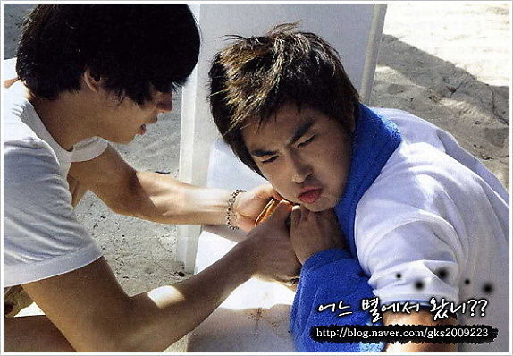 Yunho bị vướng gì vào cổ mà lại "biểu tình" với vẻ mặt thế kia? Yunho bị vướng gì vào cổ mà lại "biểu tình" với vẻ mặt thế kia?