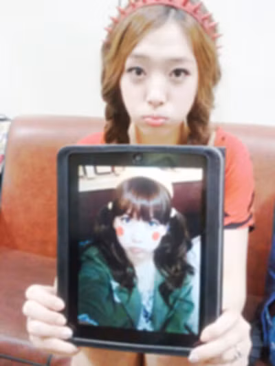 Không cần tạo dáng đẹp, Sulli phồng má, chu môi cũng rất đáng yêu.