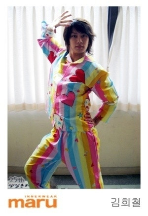 Heechul với thế đứng không thể nói nên lời. Heechul với thế đứng không thể nói nên lời.