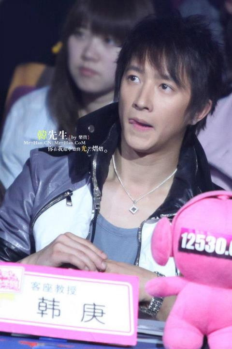 Hangeng cực kỳ dễ thương với hành động của đôi môi. Hangeng cực kỳ dễ thương với hành động của đôi môi.