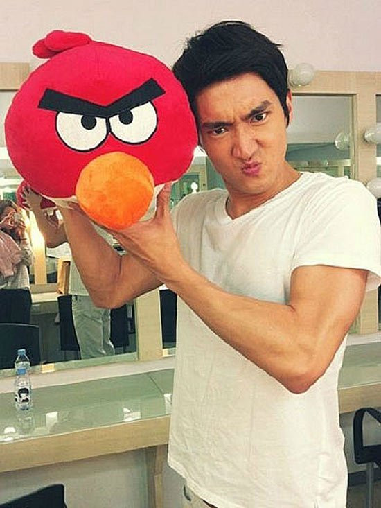 Siwon đẹp trai lại đi đọ độ dễ thương với chim bông. Siwon đẹp trai lại đi đọ độ dễ thương với chim bông.