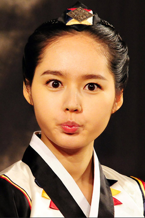 Cô gái cổ trang Han Ga In với hành động rất hiện đại. Cô gái cổ trang Han Ga In với hành động rất hiện đại.