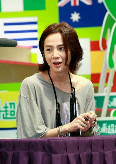 Anh chàng Jang Geun Suk gần đây đã thay đổi phong cách trở nên điệu đà và quái dị hơn. Anh chàng Jang Geun Suk gần đây đã thay đổi phong cách trở nên điệu đà và quái dị hơn.