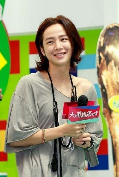 Dù cười mỉm hay cười tươi đôi môi cũng đều rất giống. Dù cười mỉm hay cười tươi đôi môi cũng đều rất giống.