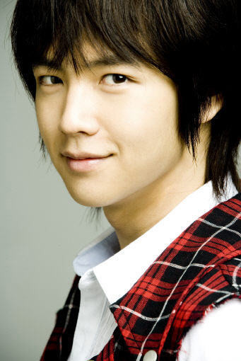 Có thể thấy được khuôn mặt đẹp trai tự nhiên của Jang Geun Suk rất giống Thang Duy, dù ở mọi góc cạnh. Có thể thấy được khuôn mặt đẹp trai tự nhiên của Jang Geun Suk rất giống Thang Duy, dù ở mọi góc cạnh.