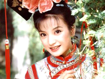 Kiểu tóc thời nhà Thanh giúp khoe khuôn mặt thanh tú của Triệu Vy.