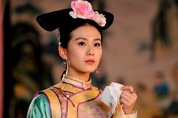 Một đặc điểm chung của cách trang điểm thời nhà Thanh chính là mái tóc, hay còn được gọi là mũ đội đầu, thường được cài thêm những bông hoa mẫu đơn để tôn lên vẻ cao quý cho phái nữ.