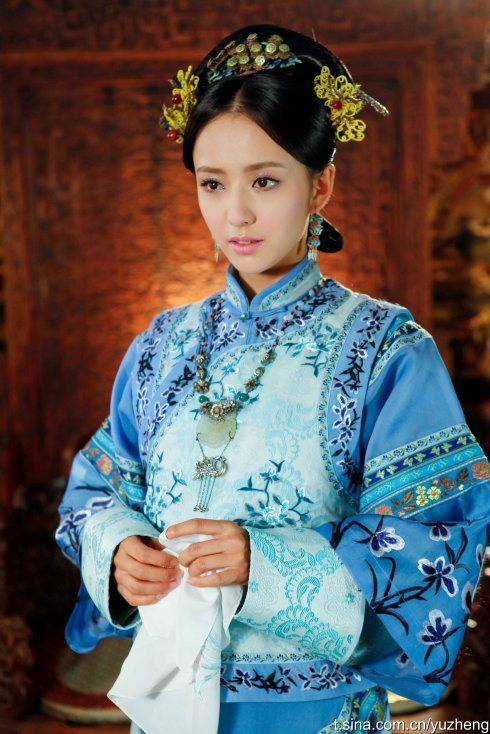 Phong cách trang phục đời nhà Thanh rất khác so với những triều đại trước. Được thiết kế với nhiều đường cắt may và được chia rõ phần trên và dưới. Dáng người mảnh khảnh của Đồng Lệ Á rất hợp với kiểu trang phục nhiều lớp này.